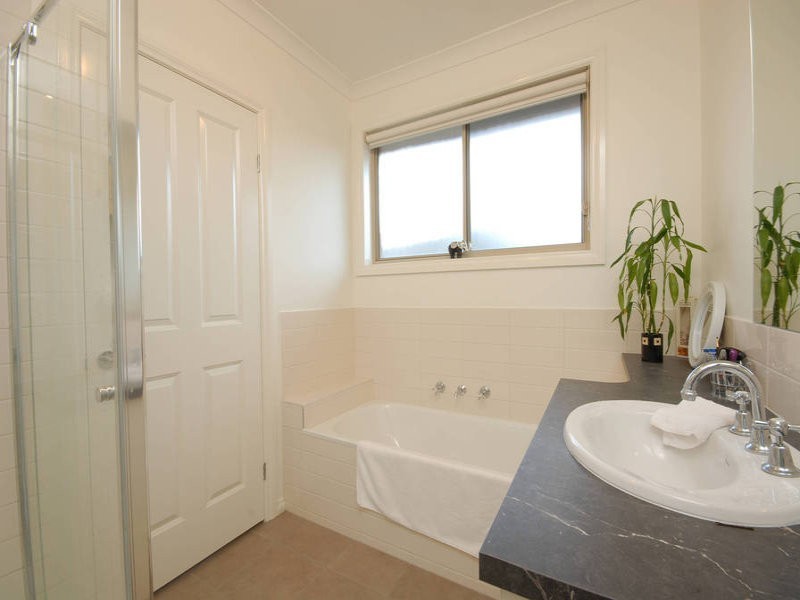 2/25 Clarke Avenue, Belmont VIC 3216