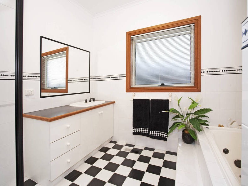 11 Bourbon Way, Waurn Ponds VIC 3216