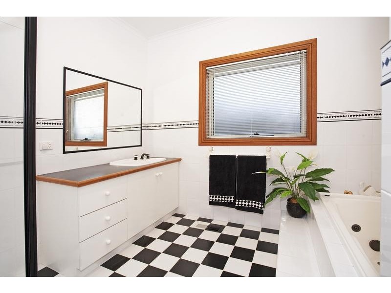 11 Bourbon Way, Waurn Ponds VIC 3216