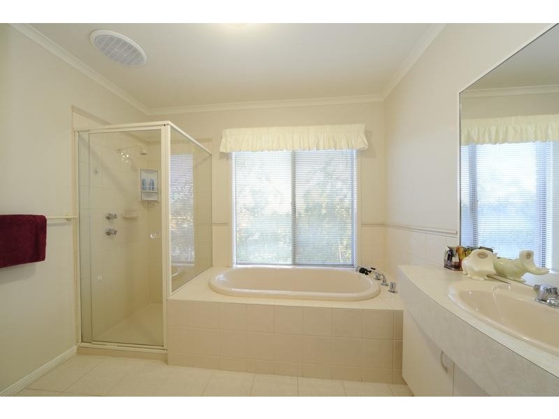 27 Leigh Road, Highton VIC 3216