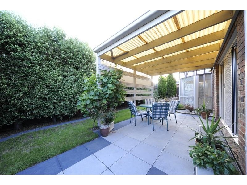 27 Leigh Road, Highton VIC 3216