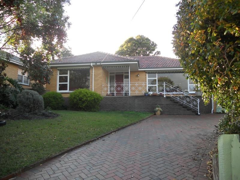 8 Baum Cresent, Highton VIC 3216