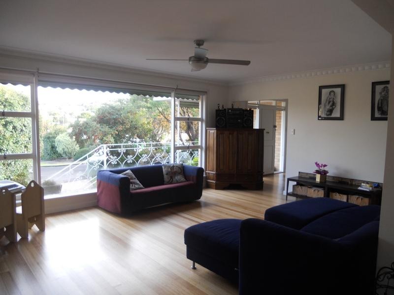 8 Baum Cresent, Highton VIC 3216