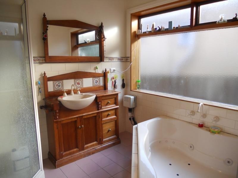 8 Baum Cresent, Highton VIC 3216