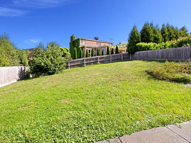 8 Victory Way, Highton VIC 3216