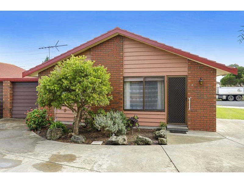 4/2 Cernan Crt, Whittington VIC 3219
