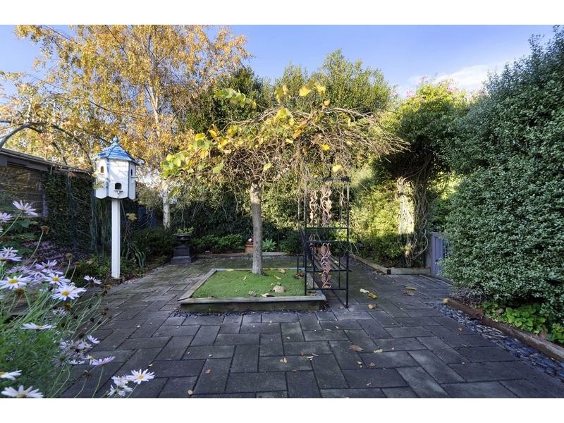2 McNabb Avenue, Geelong West VIC 3218