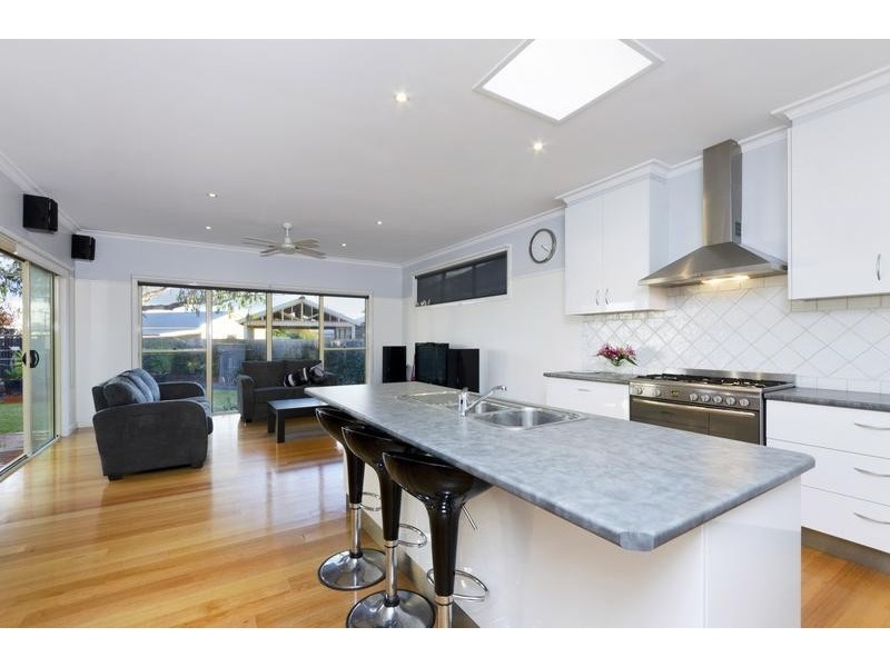 100 Ormond Rd, East Geelong VIC 3219