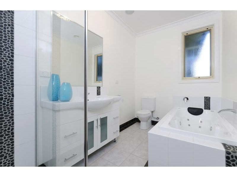 100 Ormond Rd, East Geelong VIC 3219