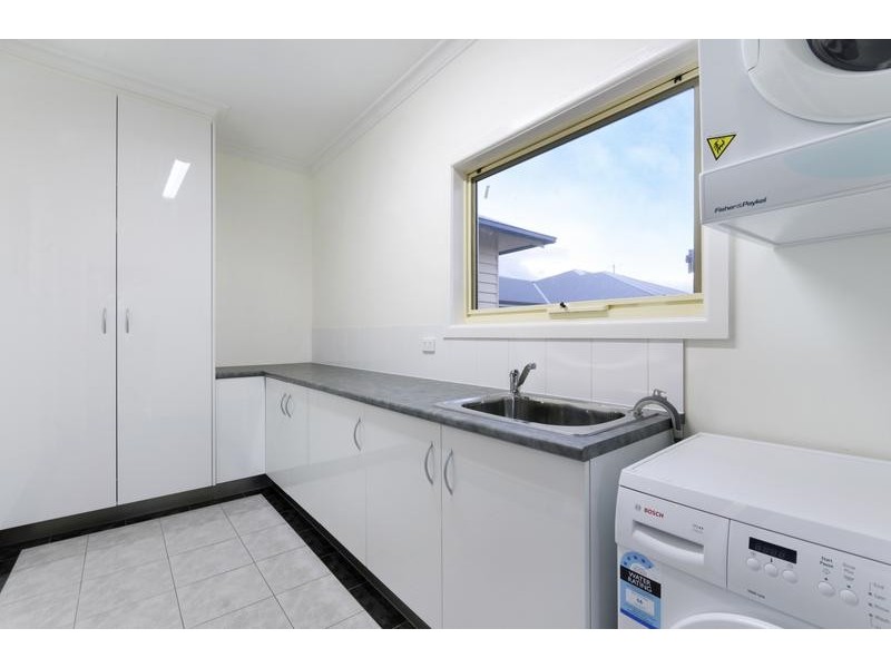100 Ormond Rd, East Geelong VIC 3219