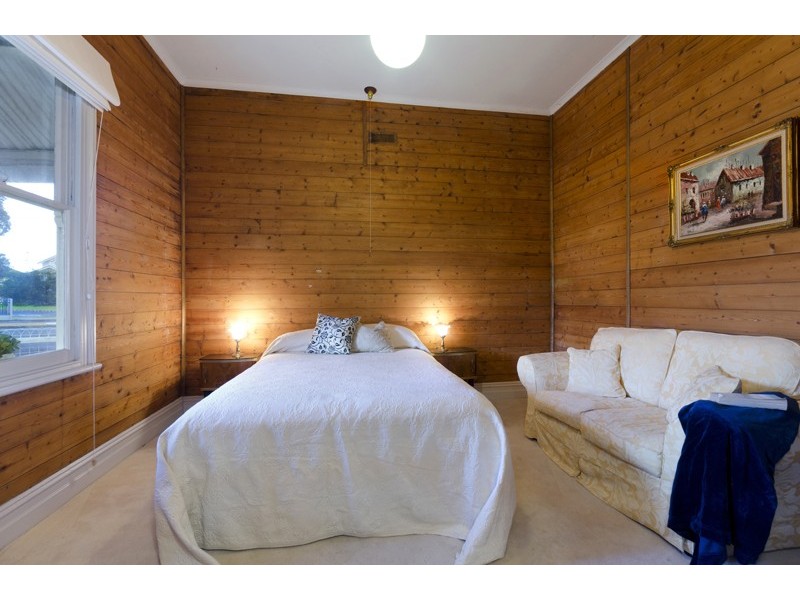 28 St Albans Rd, East Geelong VIC 3219