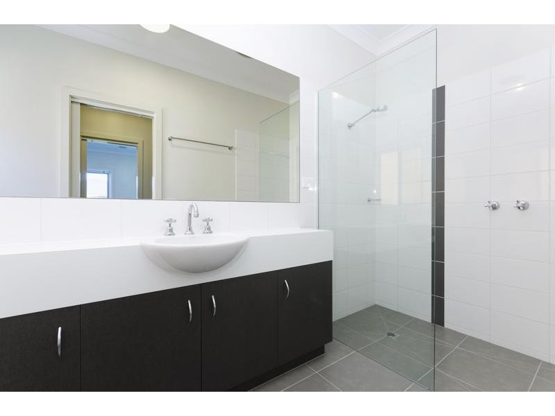 8 Whalley St, Connewarre VIC 3227