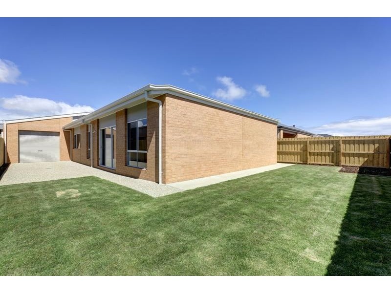 8 Whalley St, Connewarre VIC 3227