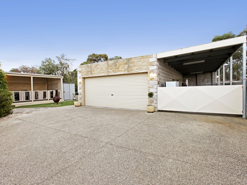 8 Castle Crt, Bell Park VIC 3215