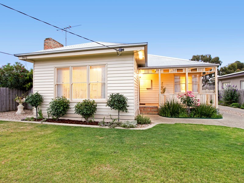 8 Castle Crt, Bell Park VIC 3215