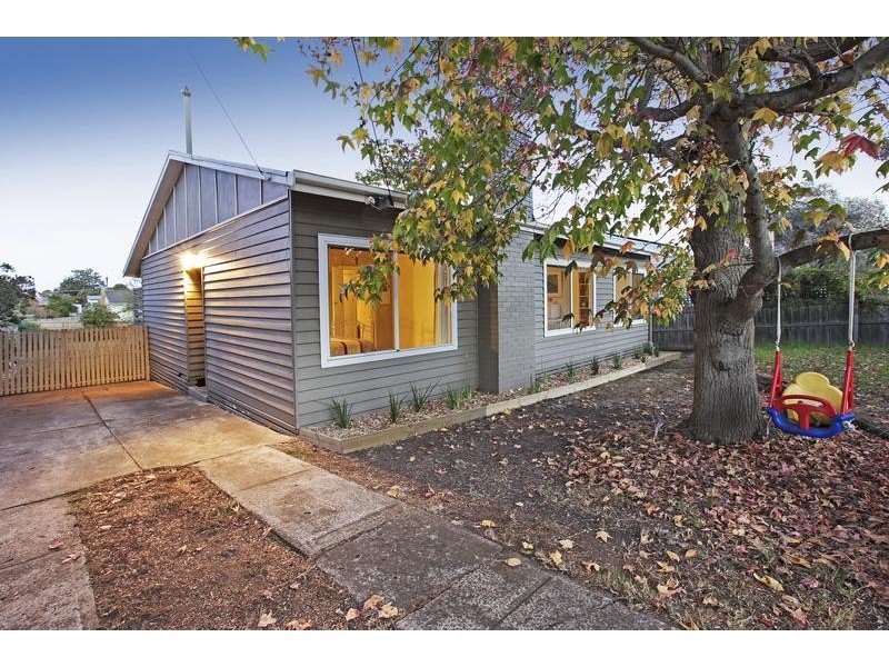 25 Calvert St, Hamlyn Heights VIC 3215