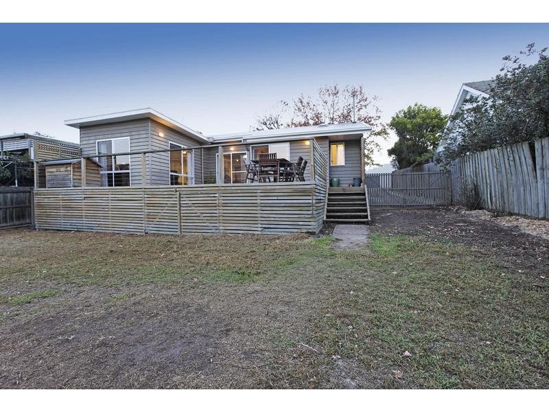 25 Calvert St, Hamlyn Heights VIC 3215