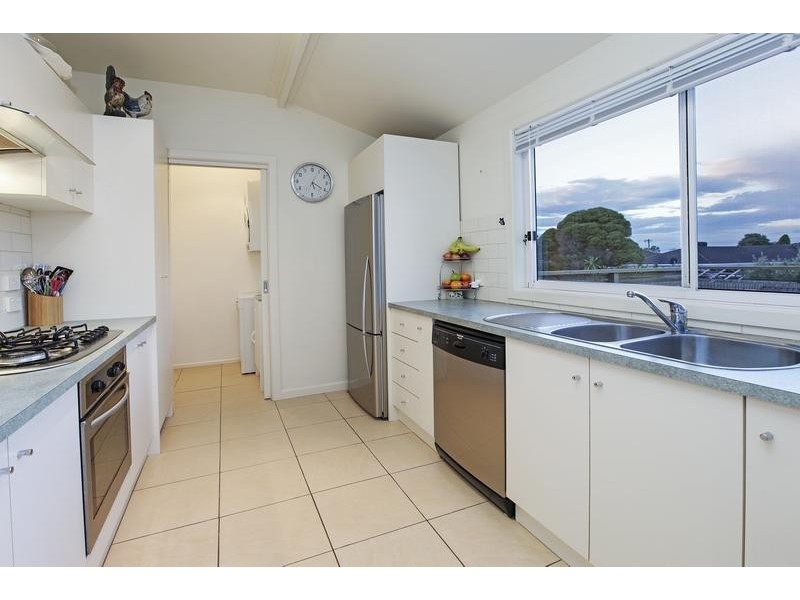 25 Calvert St, Hamlyn Heights VIC 3215