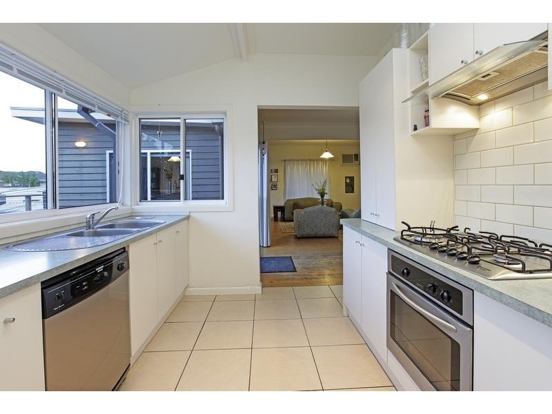 25 Calvert St, Hamlyn Heights VIC 3215