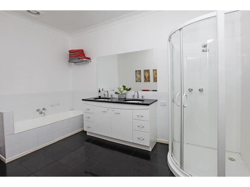 25 Calvert St, Hamlyn Heights VIC 3215