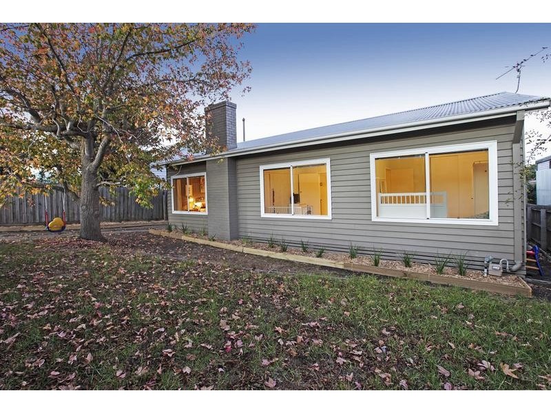 25 Calvert St, Hamlyn Heights VIC 3215