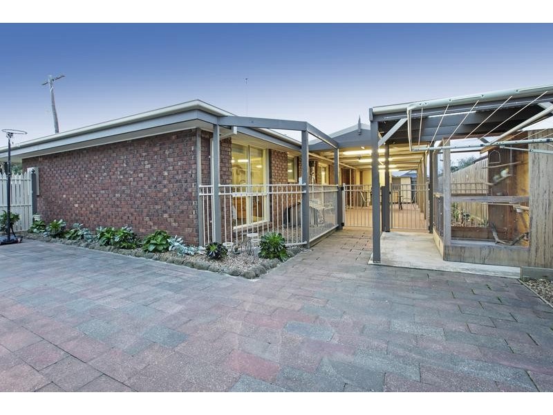 24 Grove Rd, Marshall VIC 3216