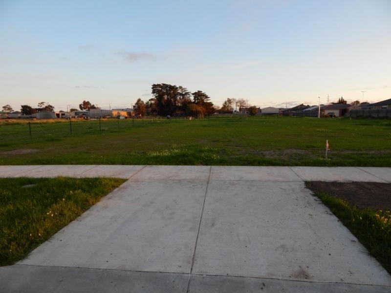 76 Grove Road, Grovedale VIC 3216