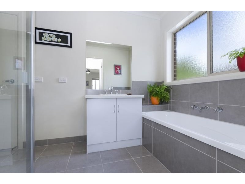 2 Eagle Pde, Norlane VIC 3214