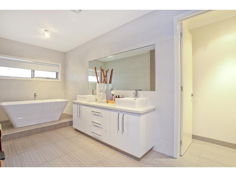 34 Huon Crescent, Leopold VIC 3224