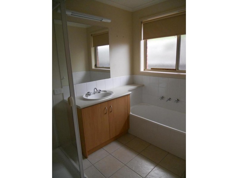 1/8 Bluegum Place, Grovedale VIC 3216