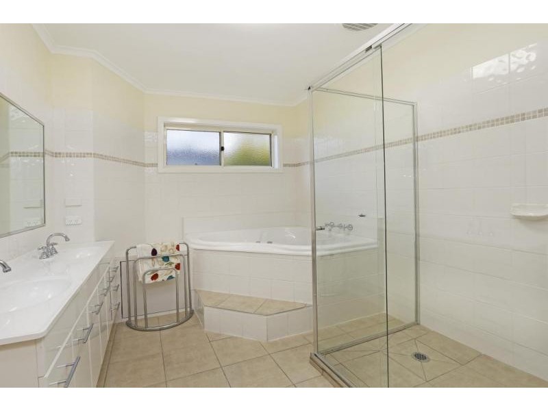 5 Eagleview Crescent, Bell Post Hill VIC 3215