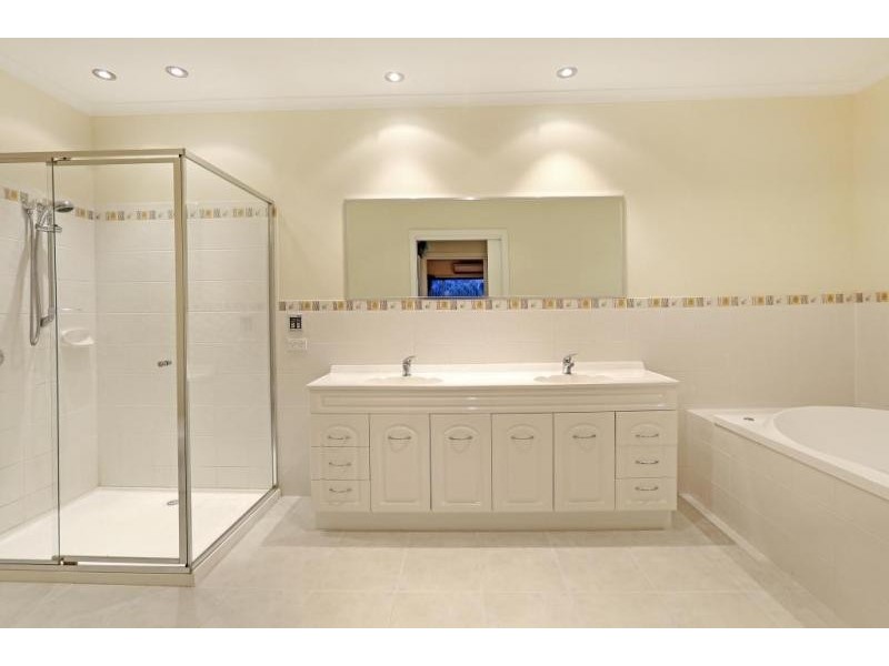 5 Eagleview Crescent, Bell Post Hill VIC 3215