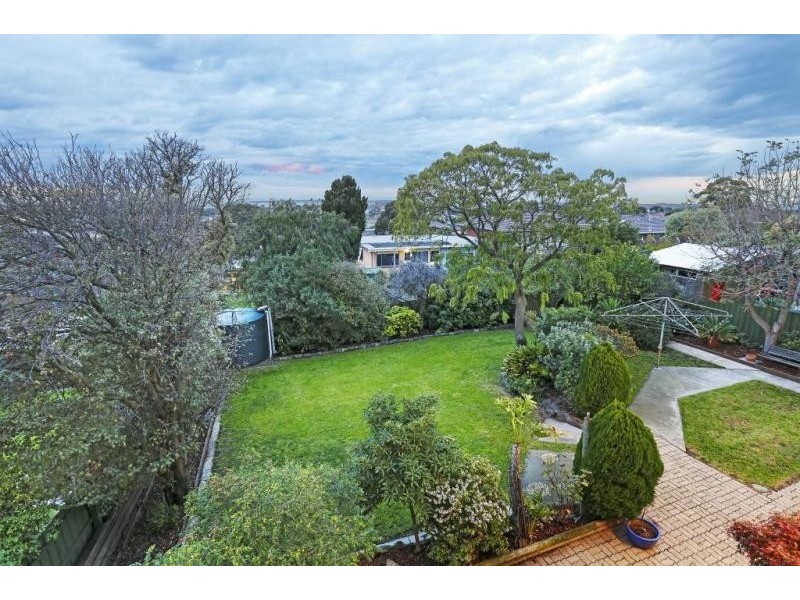 5 Eagleview Crescent, Bell Post Hill VIC 3215