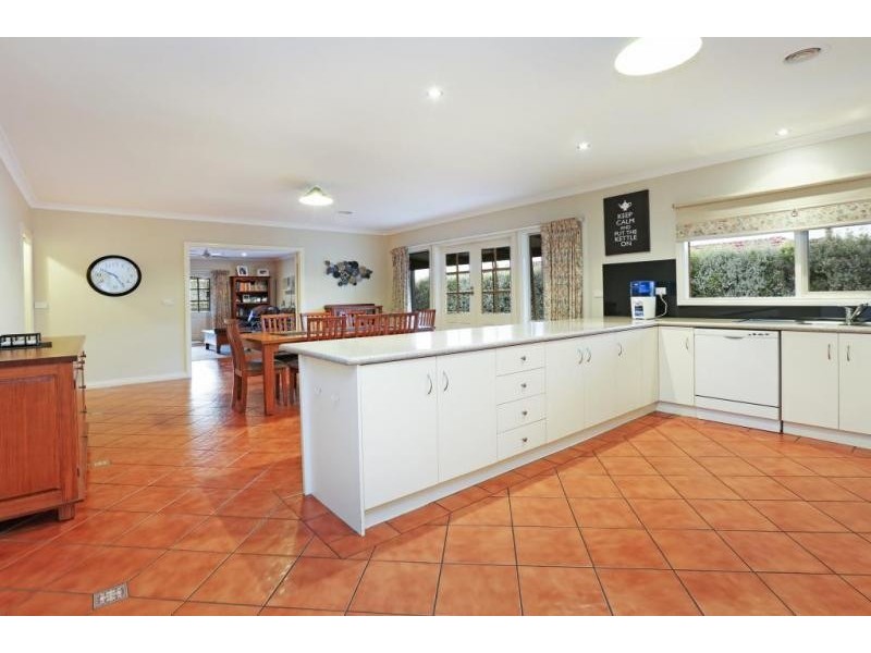 10 Kinsmead Street, Waurn Ponds VIC 3216