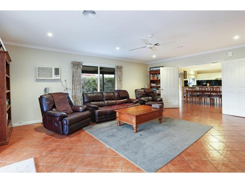 10 Kinsmead Street, Waurn Ponds VIC 3216