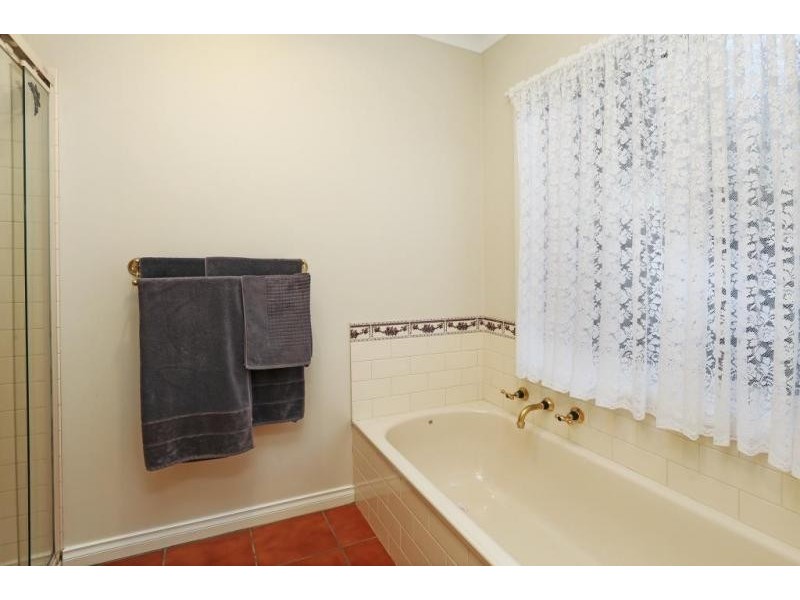 10 Kinsmead Street, Waurn Ponds VIC 3216