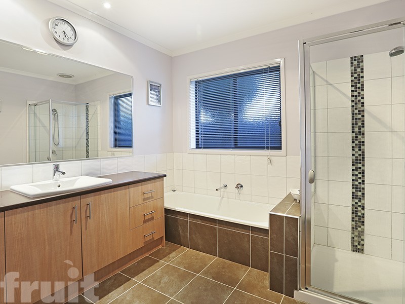 8 Newbank Court, Leopold VIC 3224