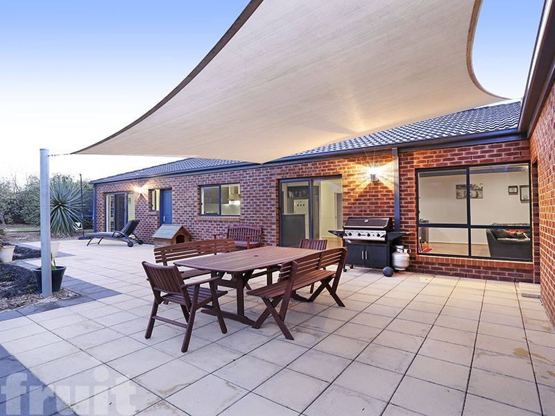 8 Newbank Court, Leopold VIC 3224
