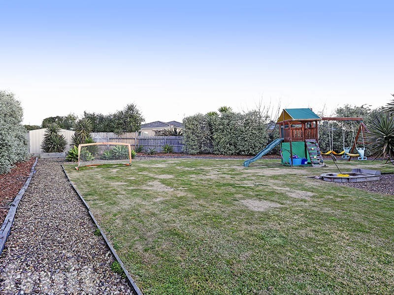 8 Newbank Court, Leopold VIC 3224