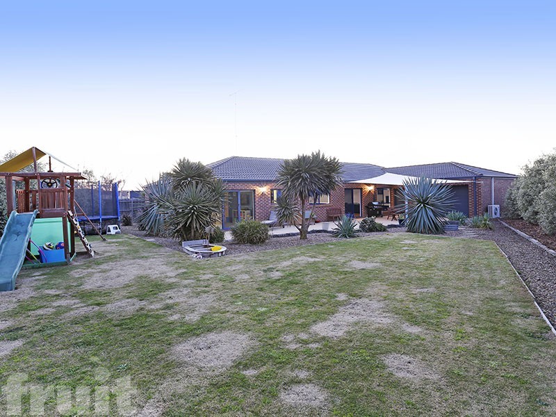 8 Newbank Court, Leopold VIC 3224