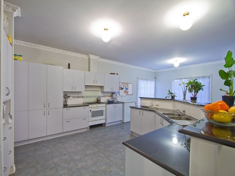 13 Grasswren Close, Langwarrin VIC 3910