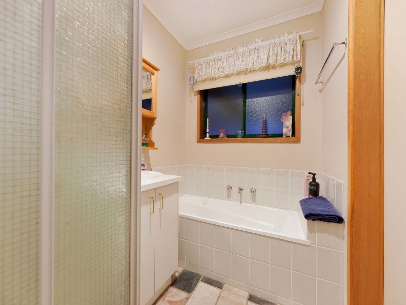 16 Woodvale Drive, Carrum Downs VIC 3201