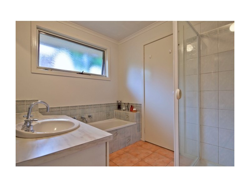 2 Linlithgow Court, Frankston VIC 3199