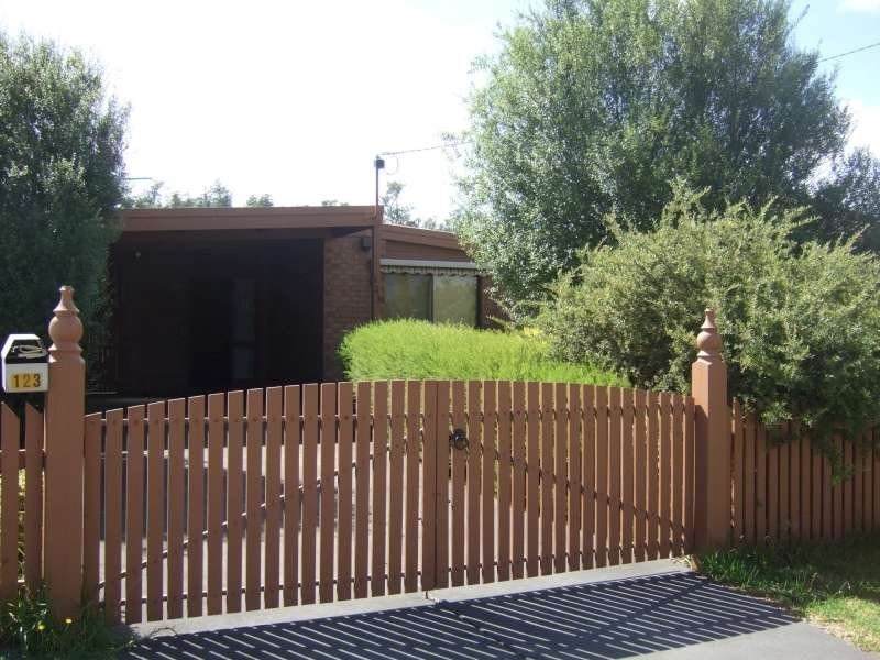 123 Third Avenue, Rosebud VIC 3939