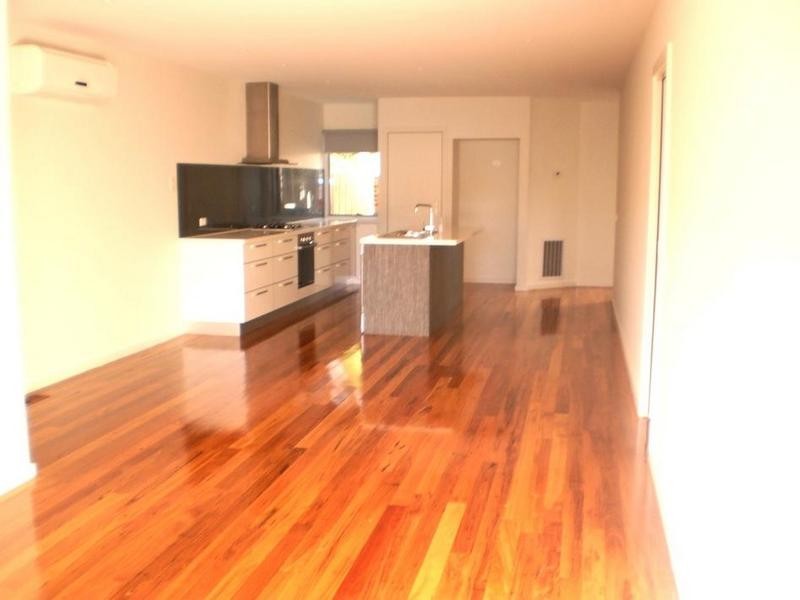 18 Capel Ave, Rosebud West VIC 3940