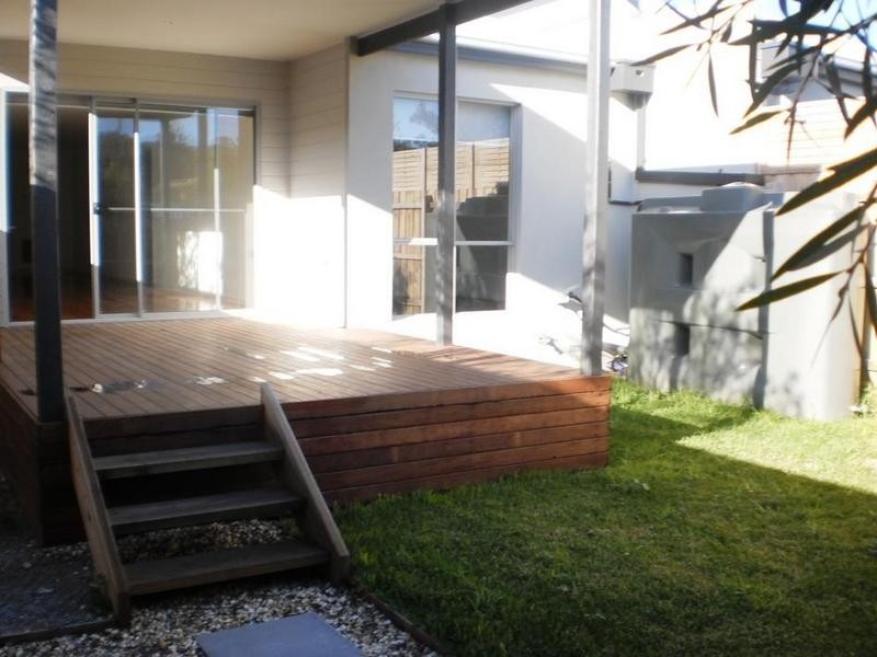 18 Capel Ave, Rosebud West VIC 3940