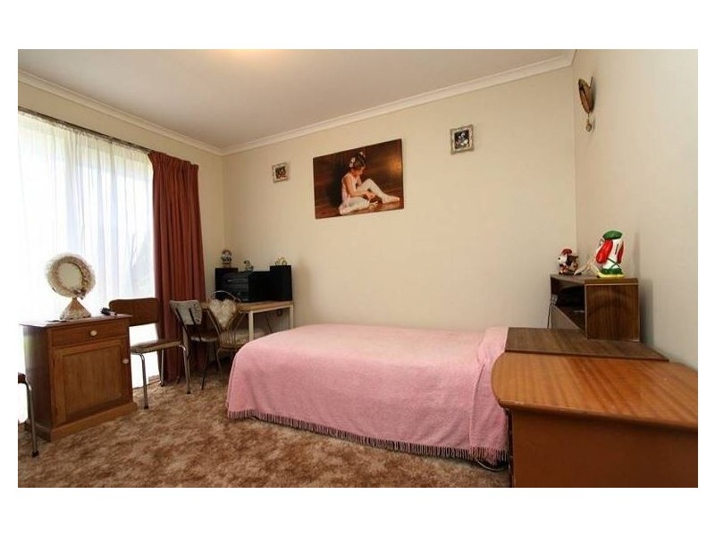 24 Allambi Ave, Rosebud West VIC 3940