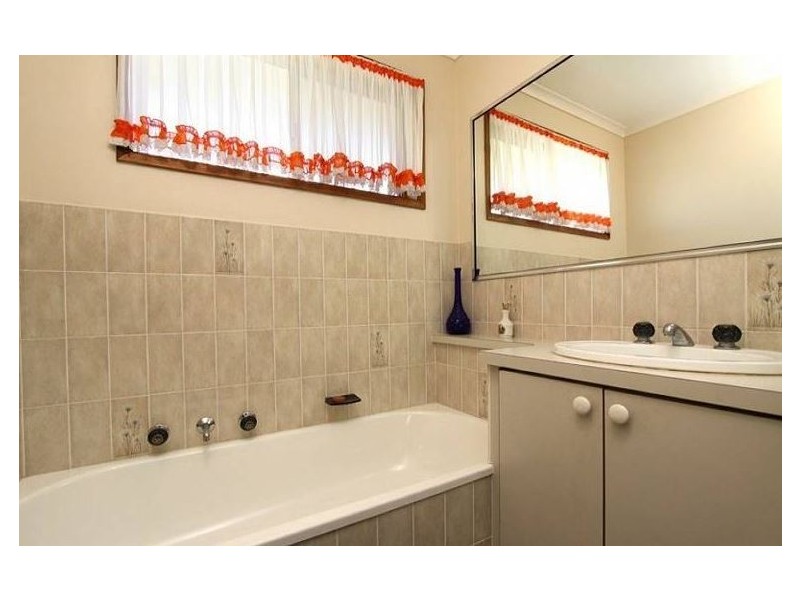24 Allambi Ave, Rosebud West VIC 3940