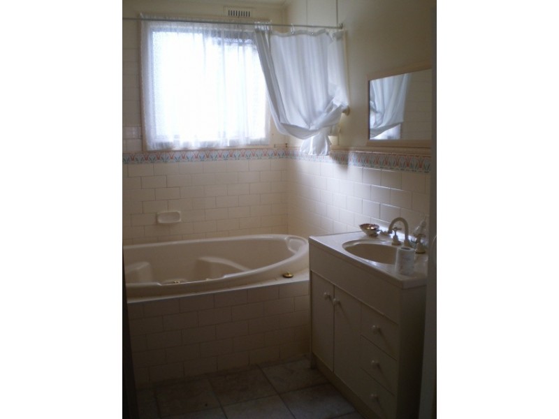 101 Third Avenue, Rosebud VIC 3939