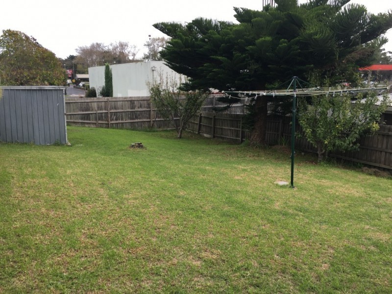 8 Fifth Ave, Rosebud VIC 3939